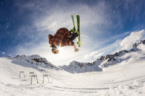 湖人赛前动员现场照片曝光充满斗志，湖人出场超燃